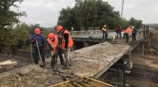 Дорожники ремонтируют обвалившийся мост в Песочине (фото, видео)