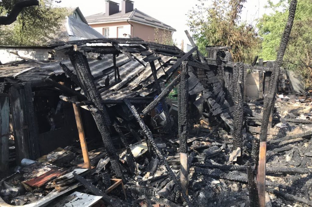 В Харькове сгорело частное домовладение (фото)