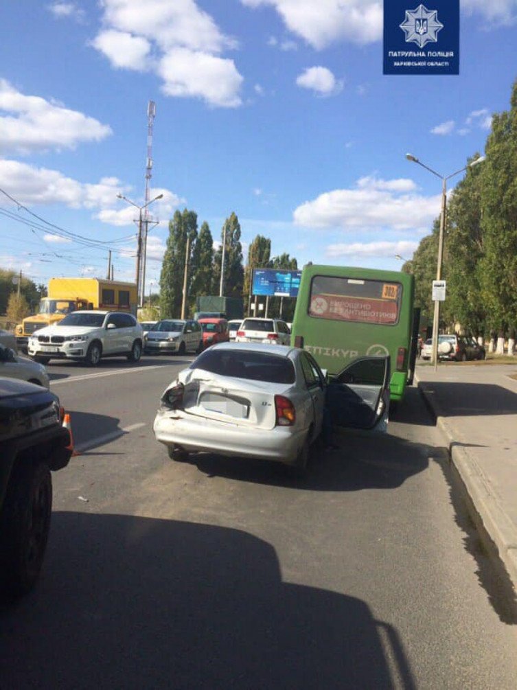 Маршрутка попала в ДТП в Харькове (фото)