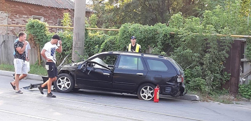 На Москалевской автомобиль врезался в столб (фото)