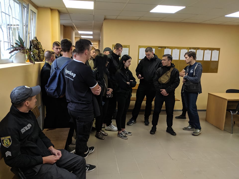 Избрание меры пресечения задержанным после ЛГБТ-парада: к суду пришла группа поддержки (фото)