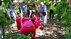 Для спасения женщины, упавшей в колодец, пришлось соорудить подъемник (фото)