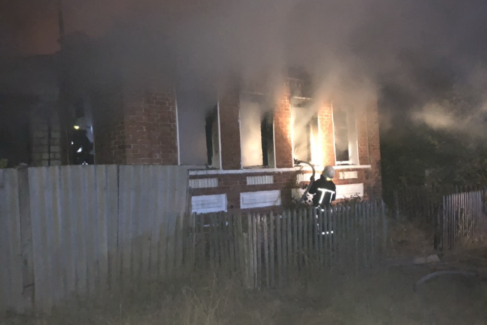 На Харьковщине дотла сгорел жилой дом (фото)