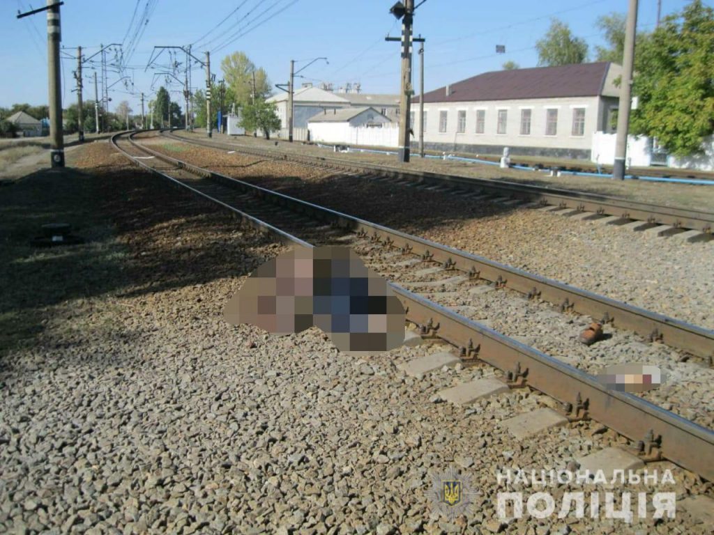 На Харьковщине 45-летний мужчина после смерти матери не захотел жить и бросился под поезд (фото)
