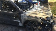 В Харькове во дворе многоэтажки сгорела иномарка (фото)