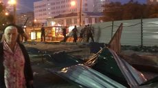 В Харькове активисты снесли забор стройки (видео, фото)