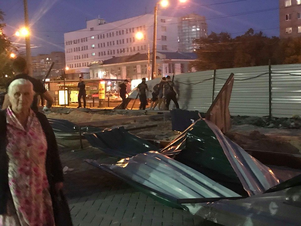 В Харькове активисты снесли забор стройки (видео, фото)