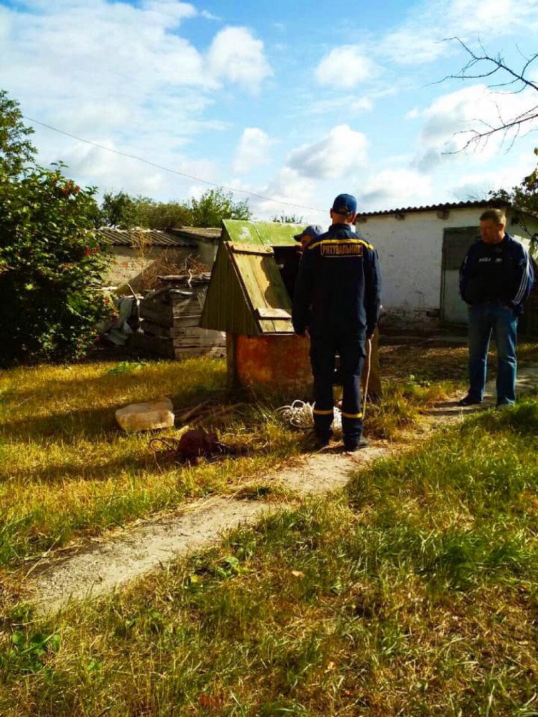 На Харьковщине пожилой человек упал в колодец (фото)