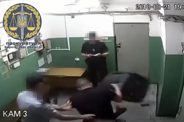 Прокуратура завершила расследование издевательств полицейских над пассажирами метро в Харькове (видео, фото)