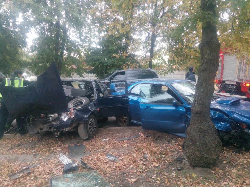 От столкновения  «Славуты» и «Subaru» водителя зажало в автомобиле (фото)
