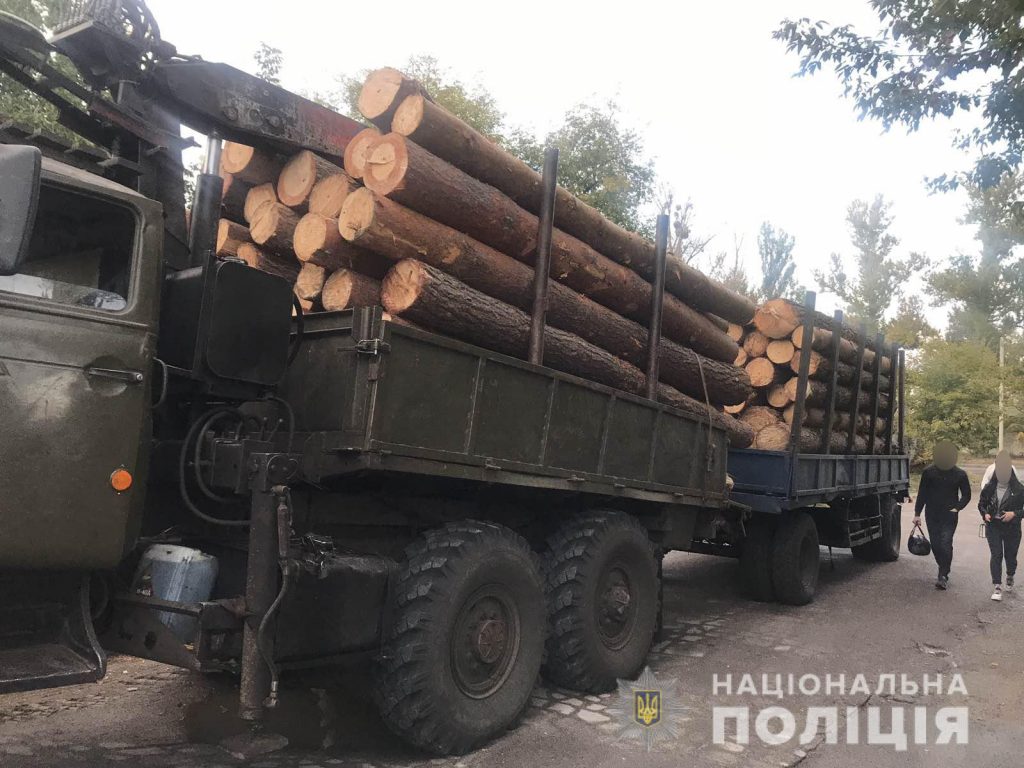 В Харькове изъяли два грузовика с древесиной без маркировочных бирок (фото)
