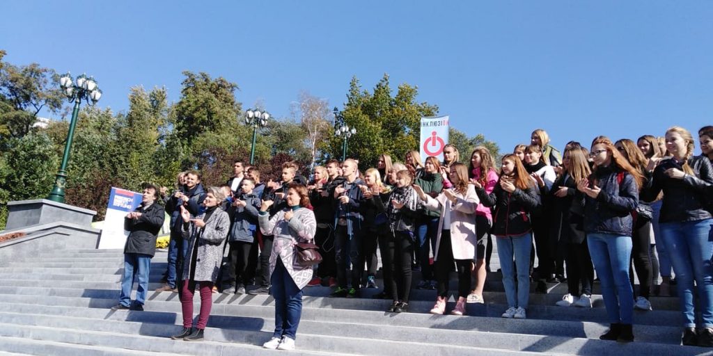 В центре Харькова спели на языке жестов (фоторепортаж)