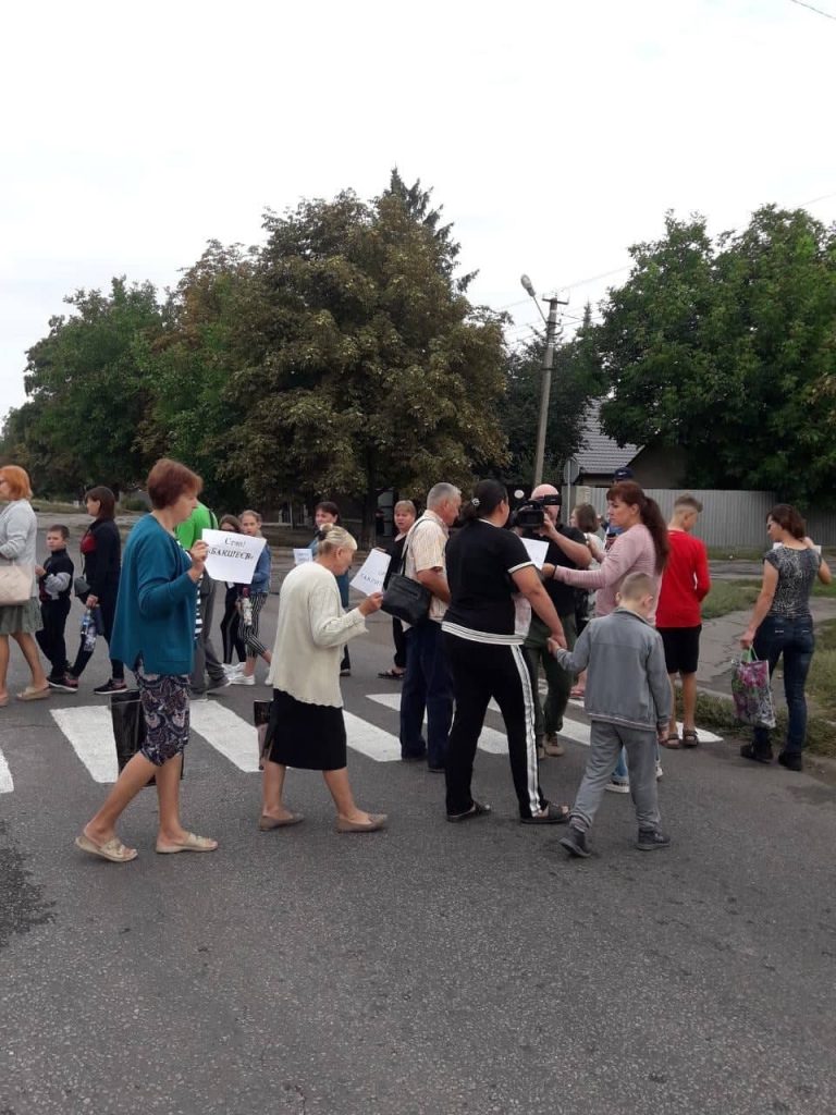 Учителя перекрыли дорогу в Первомайском (фото)