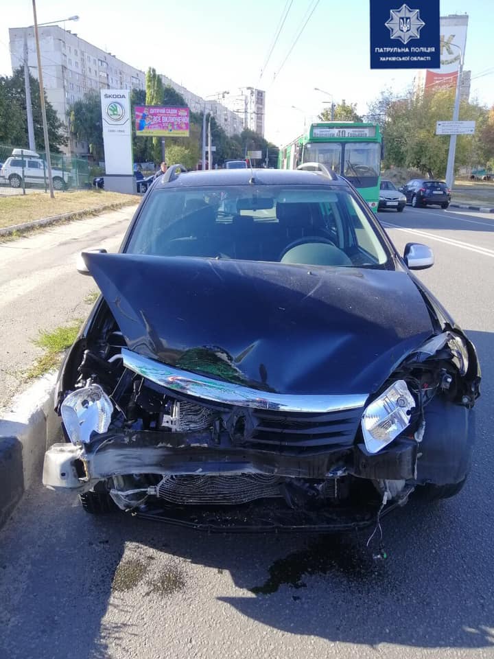 На Белогорской Renault столкнулся с троллейбусом (фото)