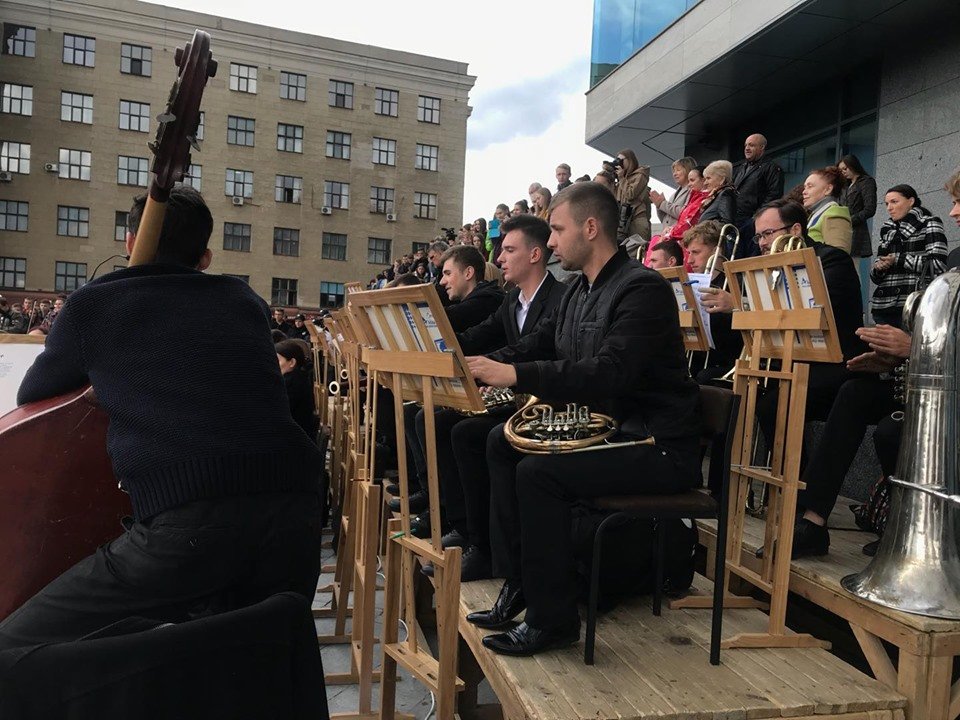 «Искусство объединяет молодёжь»: в центре Харькова проходит ежегодная художественная акция (фото, видео)