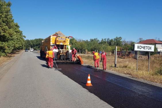 На Харьковщине ремонтируют чугуевскую трассу (фото)