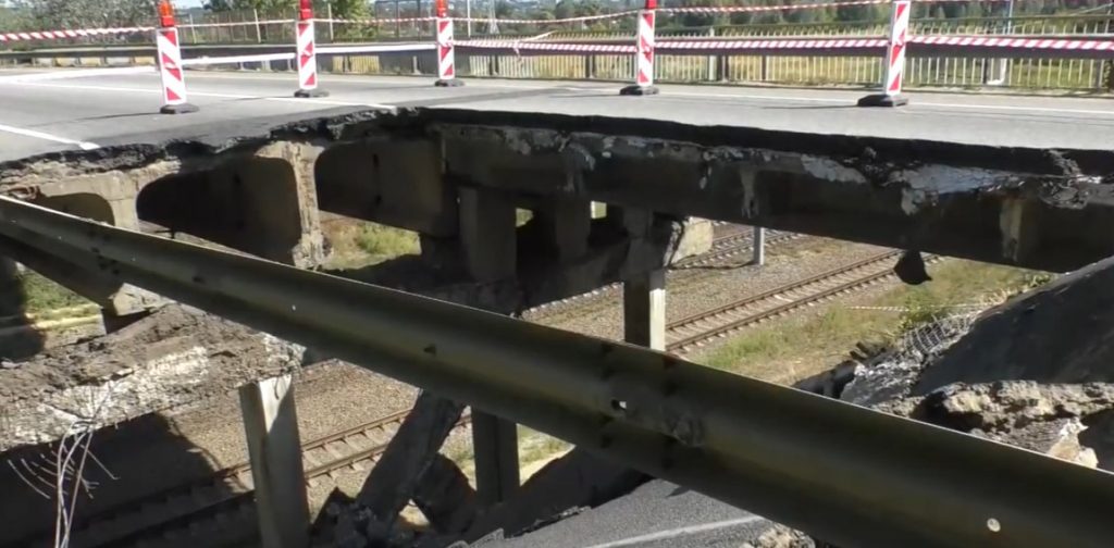 Из-за обрушения моста на Окружной в Харькове образуются пробки