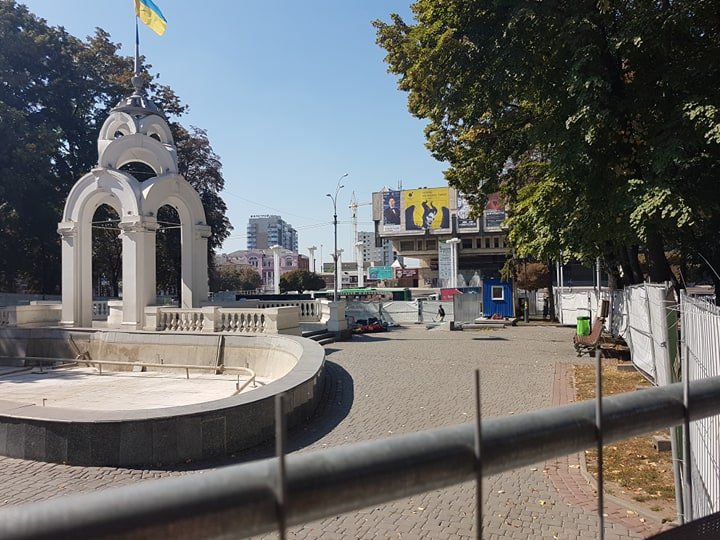 «Зеркальную струю» закрыли на ремонт (фото)