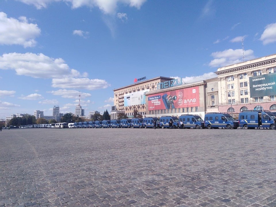 ХарьковПрайд. Полиция перекрыла площадь Свободы по периметру (фоторепортаж)