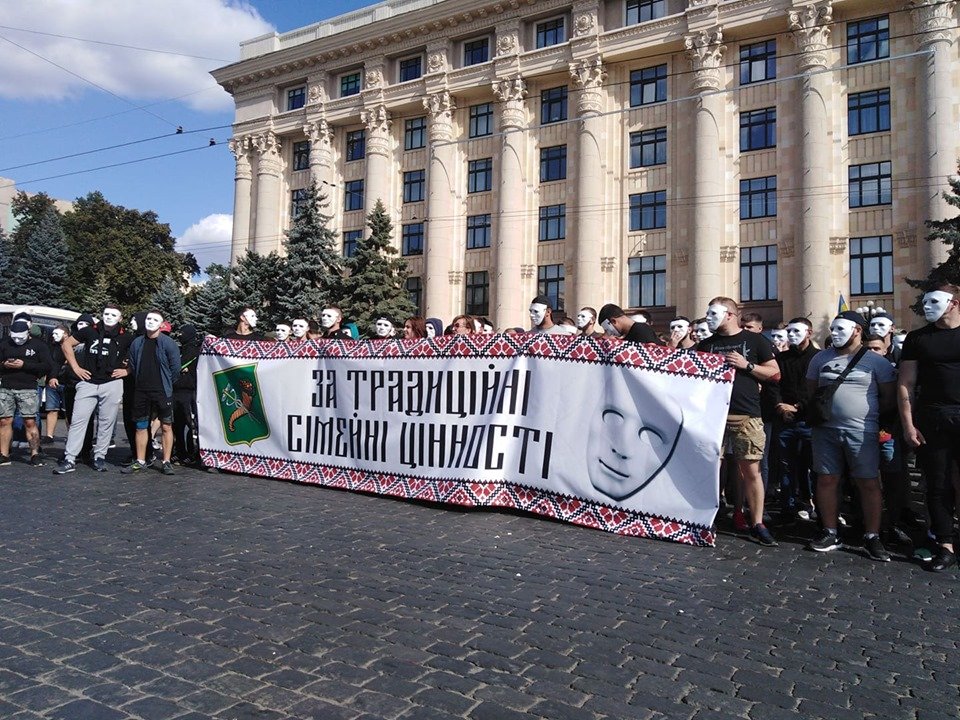 В Харькове одновременно с ХарьковПрайд маршируют сторонники семейных ценностей