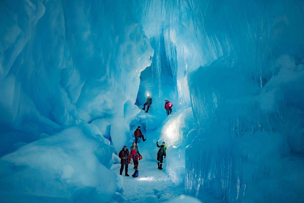 Украинские полярники нашли в Антарктиде «потерянную» ледниковую пещеру (фото)