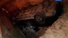 Водитель «Toyota Camry» не справился с управлением и упал в яму на пр-те Гагарина (фото)