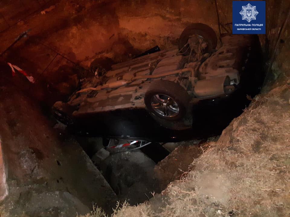 Водитель «Toyota Camry» не справился с управлением и упал в яму на пр-те Гагарина (фото)