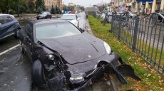 На проспекте Науки автомобиль въехал в забор
