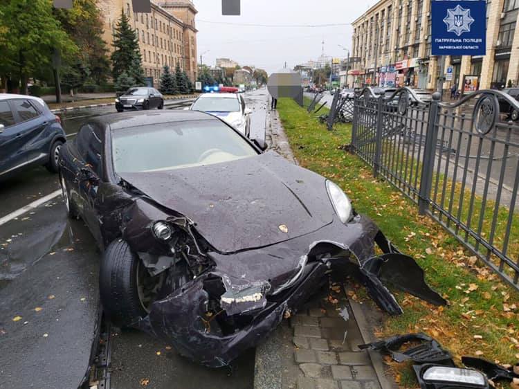 На проспекте Науки автомобиль въехал в забор