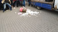 На пикете активисты молотком избили матрешку (видео)