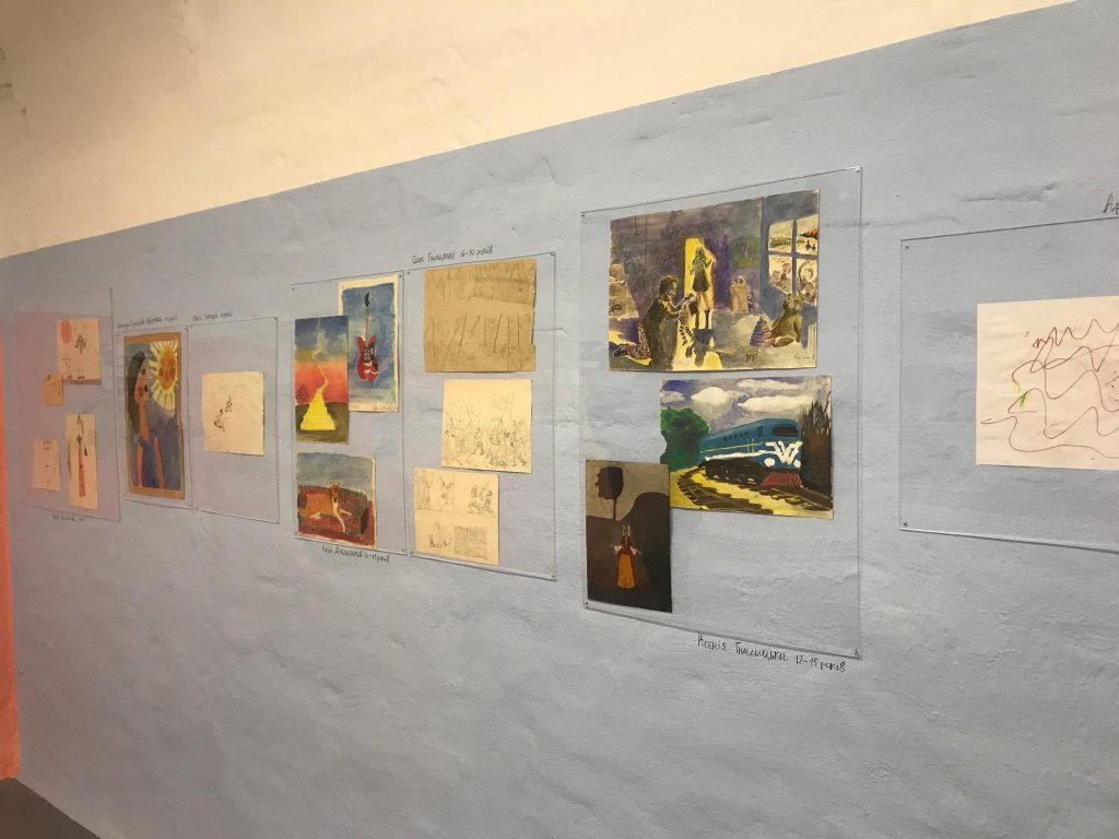 Дитячі малюнки відомих українських художників можна побачити на мистецькій виставці у центрі Харкова (відео)