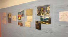 Дитячі малюнки відомих українських художників можна побачити на мистецькій виставці у центрі Харкова (відео)