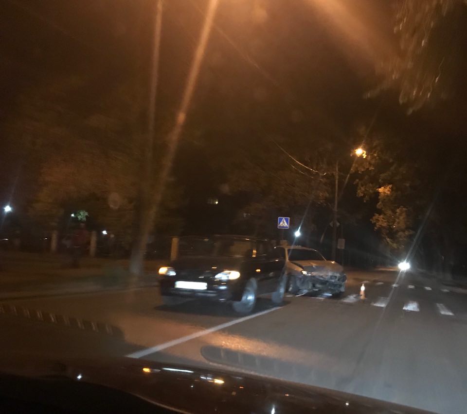 На ХТЗ вследствие ДТП автомобиль выбросило на тротуар