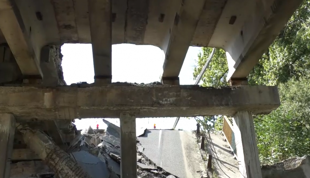 Мешканці сумніваються, чи встигнуть дорожники відремонтувати зруйнований міст (відео)