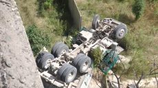 Довгий шлях реабілітації: як почувається водій фури, який впав у прірву аби врятувати людей (відео)