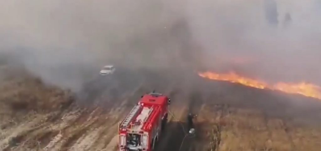 До ліквідації загоряння на військовому полігоні під Чугуєвом залучили пожежні танк і вертоліт (відео)