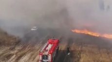 До ліквідації загоряння на військовому полігоні під Чугуєвом залучили пожежні танк і вертоліт (відео)