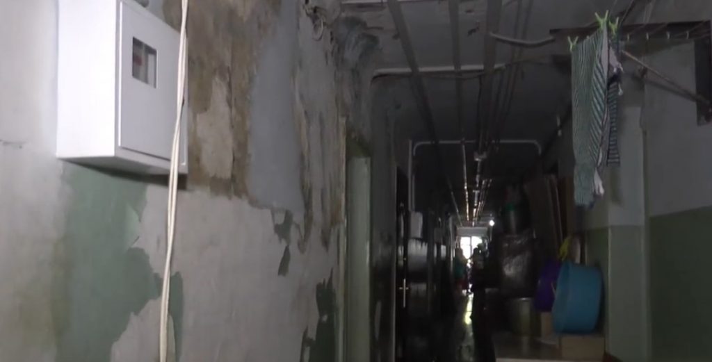 Комунальне лихо в одній із п’ятиповерхівок Харкова (відео)