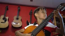 10-річний харків’янин своєю грою на гітарі підкорив міжнародний фестиваль в Італії (відео)