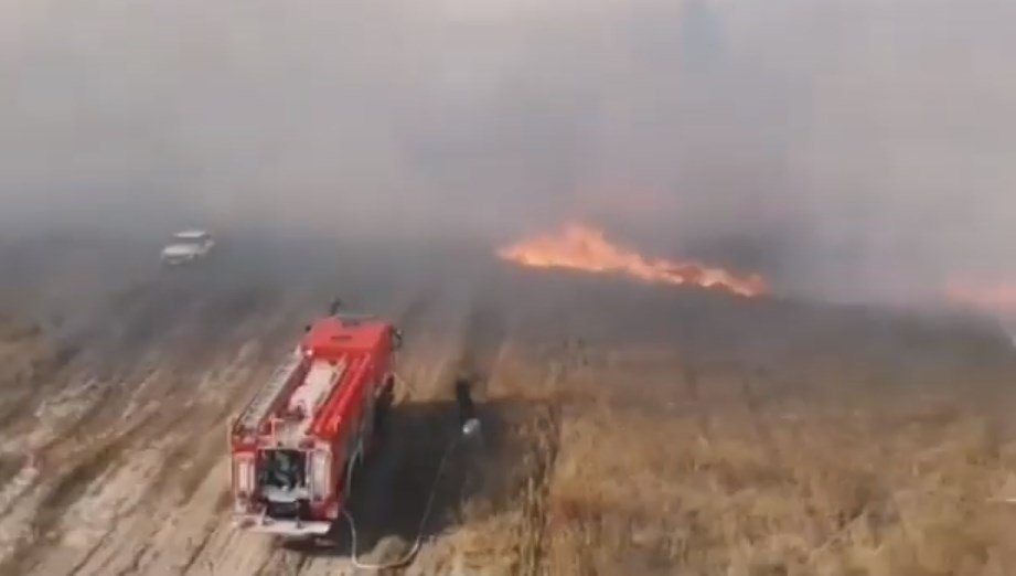 Масштабну пожежу на військовому полігоні в Клугіно-Башкирівці гасять вже майже два тижні (відео)