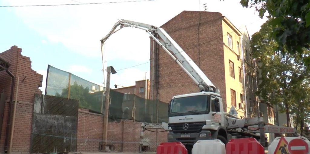 Зведення нової п’ятиповерхівки у Харкові: місцеві мешканці скаржаться, що дім будують незаконно (відео)