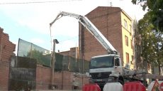 Зведення нової п’ятиповерхівки у Харкові: місцеві мешканці скаржаться, що дім будують незаконно (відео)