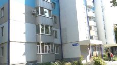 Мешканці однієї із багатоповерхівок скаржаться на тріщини у стінах (відео)