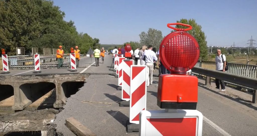 Частину мосту, що обвалилася на харківській кільцевій у напрямку Пісочина, обстежила спеціалізована комісія (відео)