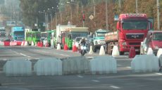 Через зруйнований міст харків’яни вимушені стояти у заторах (відео)