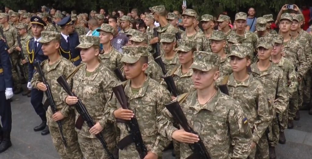 Понад 400 першокурсників Харківського університету повітряних сил прийняли військову присягу (відео)