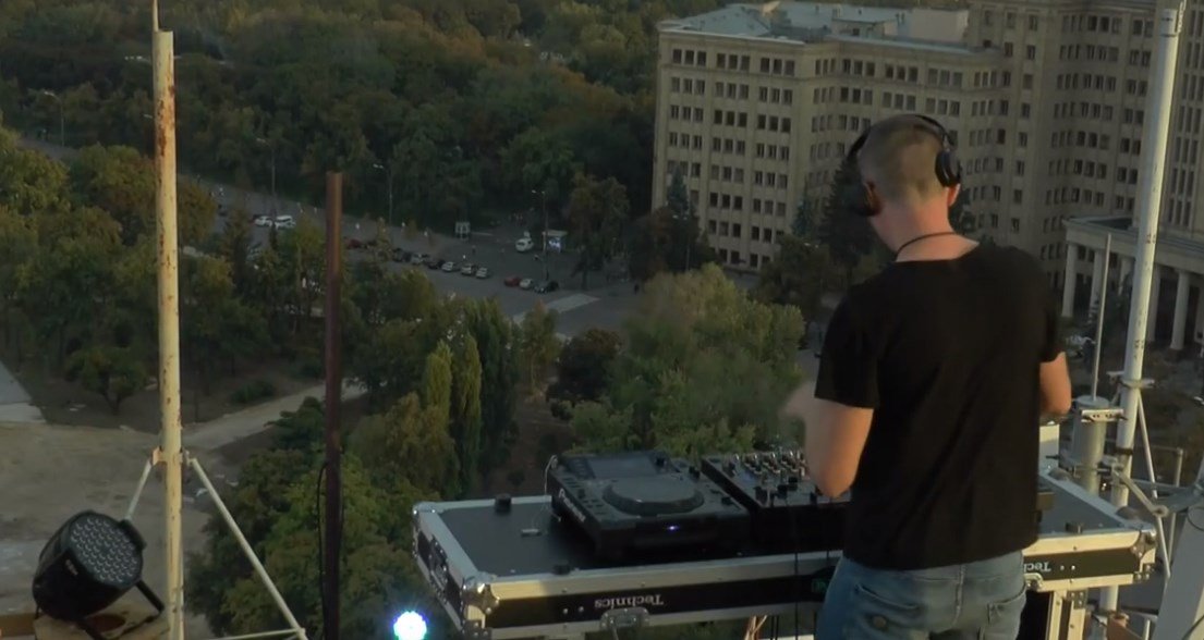 Динамічна молодіжна музика: незвичайний виступ у Харкові (відео)