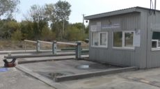 На в’їзді до Безлюдівського пляжу відновили шлагбауми, які пошкодили активісти (відео)