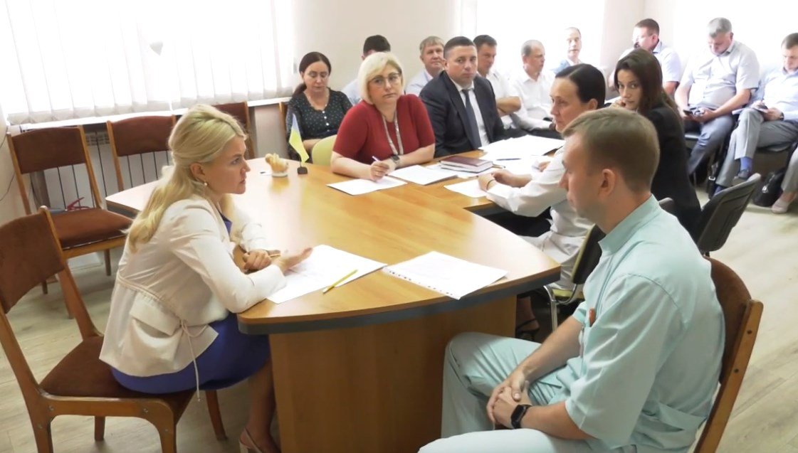 Оновлення обладнання та виділення матеріальної допомоги: Світлична зустрілась із харківськими медиками (відео)