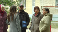 Мешканці п’ятиповерхівки в Новобаварському районі скаржаться на дах, що протікає (відео)